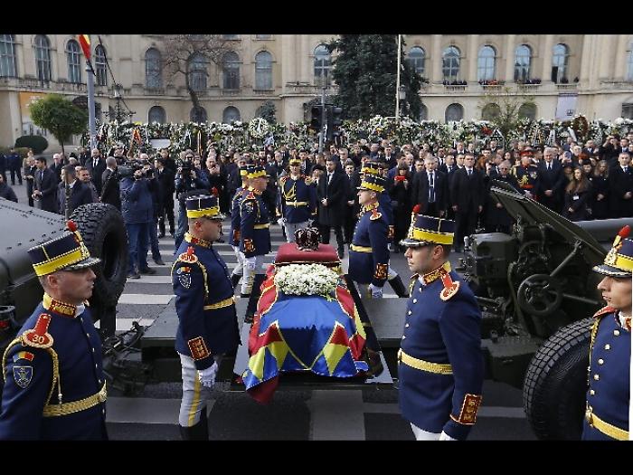 Romania: in migliaia ai funerali ex re