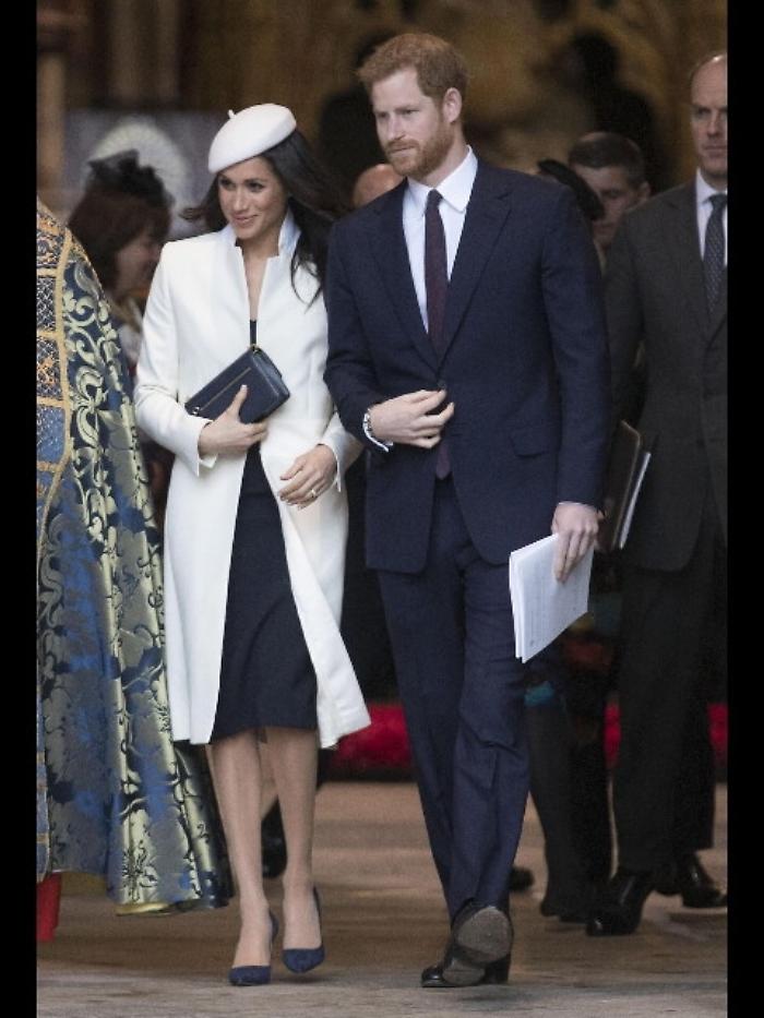 Meghan alla prima uscita con la regina