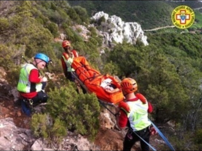 Scivola in montagna per 100 metri, morto