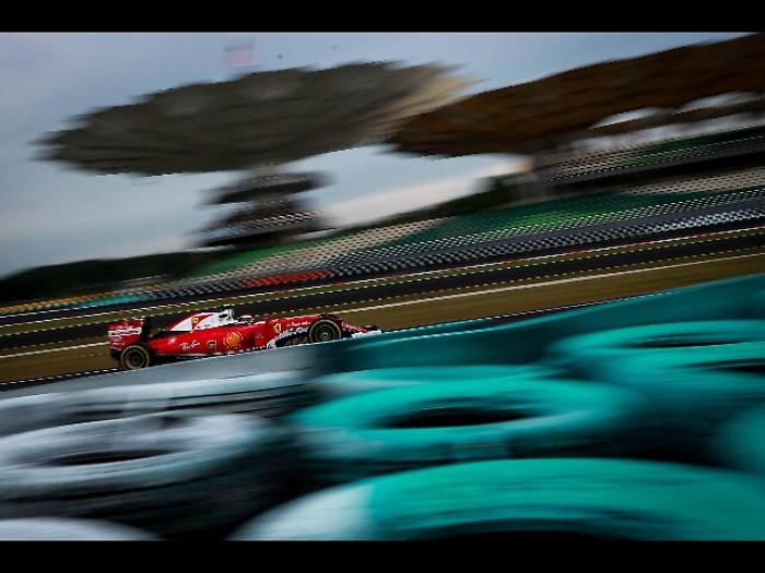 F1: scontro al via, Vettel subito fuori