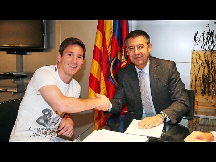 Il Barcellona ufficializza Messi al 2021