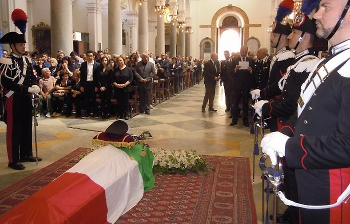 Marsala in lacrime per l'ultimo saluto al maresciallo Mirarchi ucciso durante ispezione