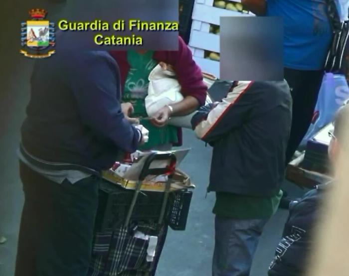 Catania, contrabbando di sigaretta all'ombra dei clan mafiosi