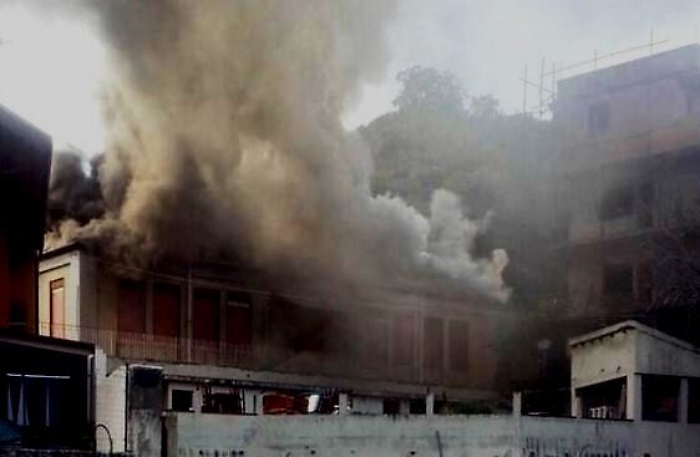 La "mangiata" serale a scuola finisce in rogo: edificio distrutto