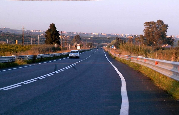 Audi invade corsia opposta: un morto e due feriti
