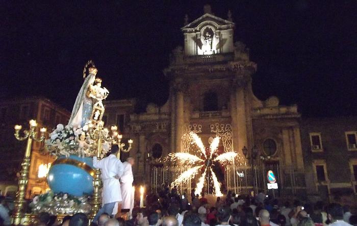 Catania, esplode fuochi al passaggio della Madonna del Carmine: denunciato