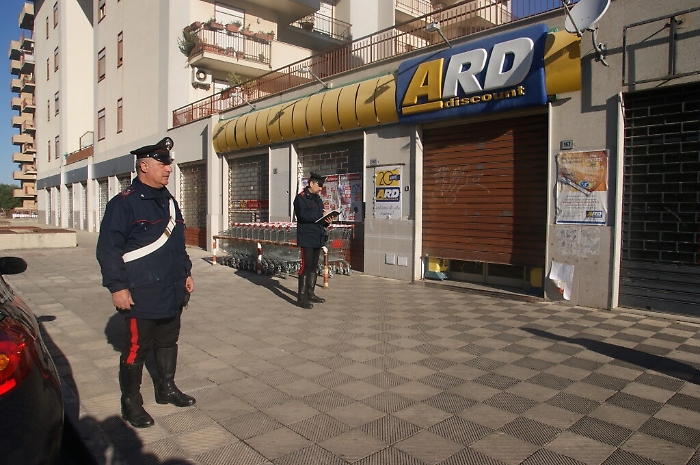 Palermo, rapinano supermercato per andare in discoteca