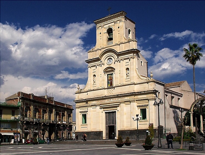 San Giovanni la Punta, scatena il branco contro il ragazzo della sua ex fidanzata