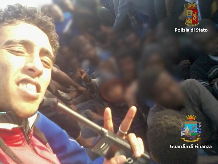 Catania, arrestato scafista tradito dal selfie sul barcone