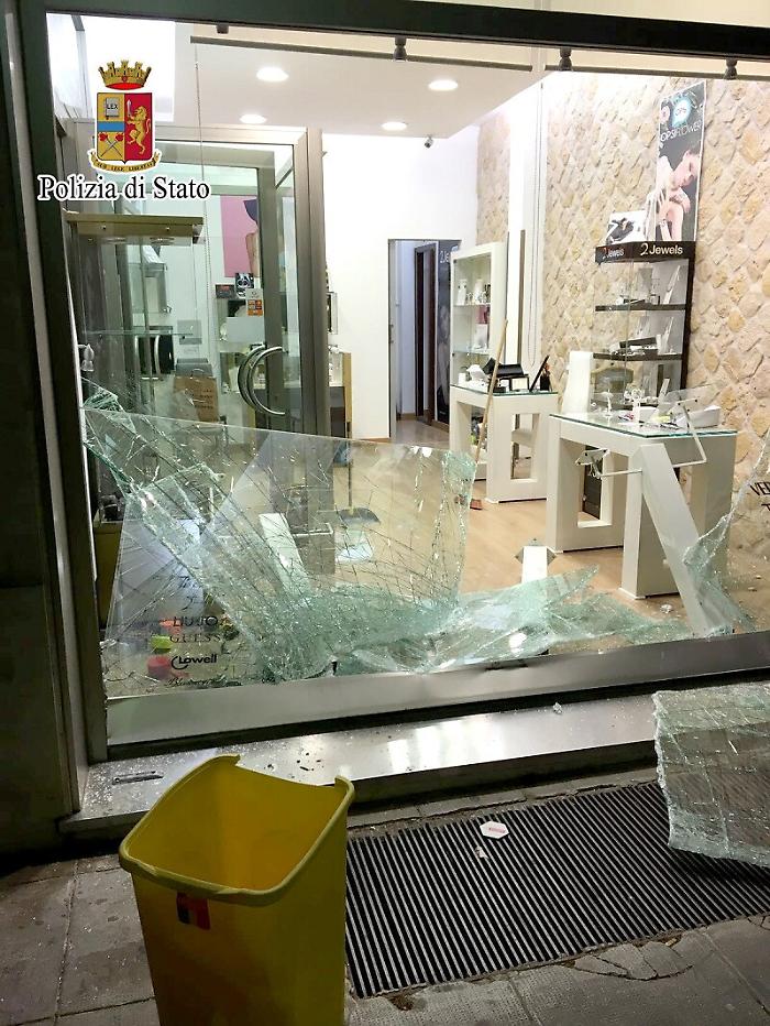 Sfondata vetrina gioielleria per furto a Palermo. Un arresto