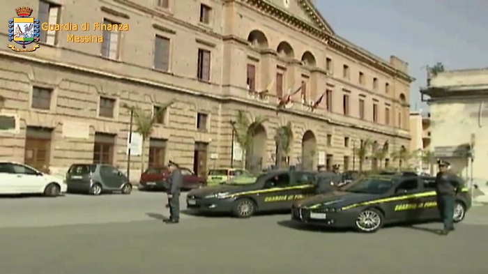 Milazzo: al bar, a fare shopping o ad allenare la squadra di basket anzich&eacute; al lavoro, indagati 59 dipendenti del Comune 
