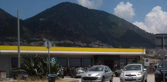 Ruote forate al bus, rissa all'autogrill tra Gela e Sancataldese