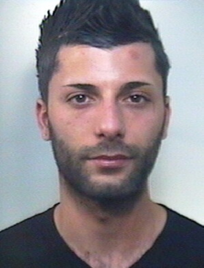 Scordia, lascia le impronte sullo scotch per legare anziana: arrestato