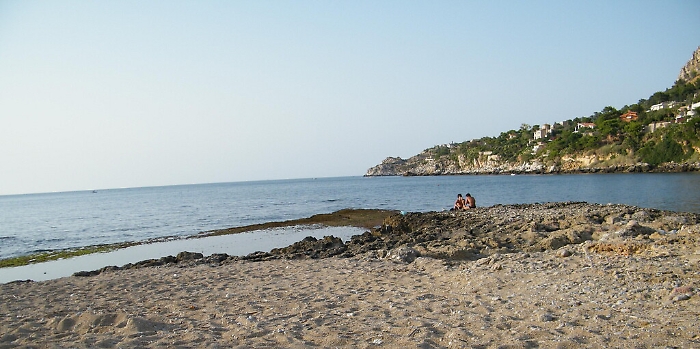 Due ragazze scampano a violenza sessuale in spiaggia
