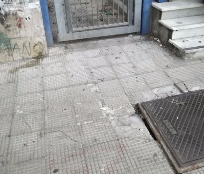 Catania, tombino pericoloso davanti istituto scolastico