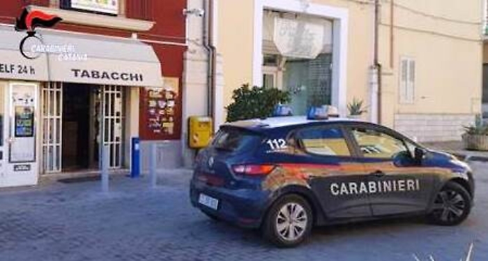 "Abbiamo dimenticato il portafoglio in auto" e fuggivano con ricarica Poste Pay 