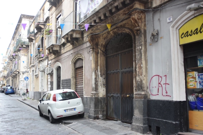 Catania, crolla solaio in via Santissima Trinit&agrave;, ferita una donna