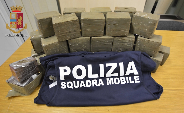 Trasportava in auto 35 kg di hashish:albanese arrestato nel Ragusano