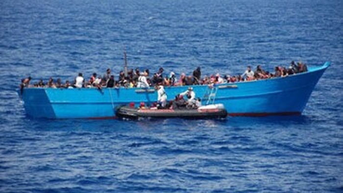 Migranti a bordo di sei barconi bloccati a Lampedusa