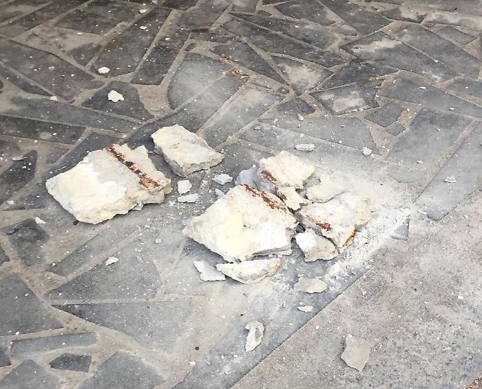Gi&ugrave; calcinacci da Archi della Marina"sbarrata" a Catania la Villa Pacini 