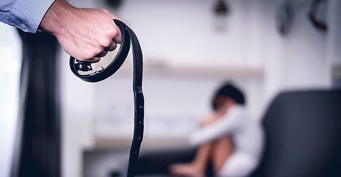 "Prende i figli a cinghiate", moglie poliziotto lo denuncia per maltrattamenti