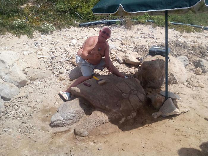 Scolpisce in spiaggia a Caucana&laquo;Non si pu&ograve;, &egrave; area archeologica&raquo;