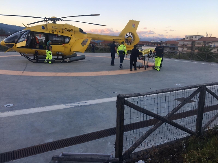 Giarre, batte la testa durante lavori: elisoccorso lo trasferisce a Catania