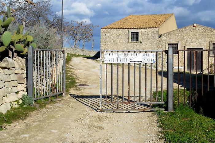 Impianta stalla nel parco comunale, pregiudicato denunciato a Vittoria 