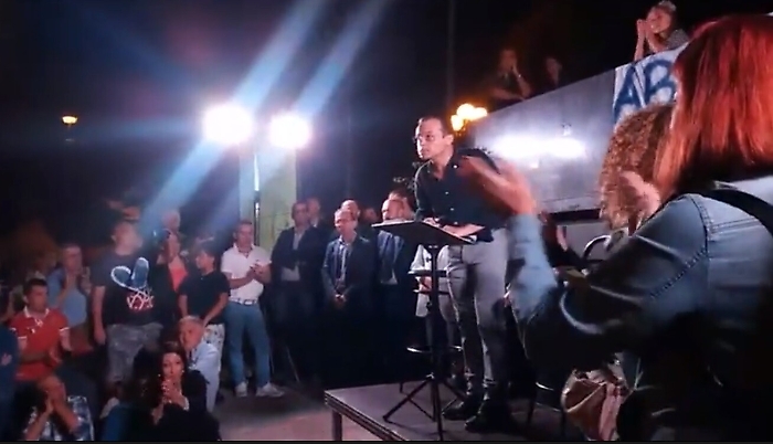 Messina, il sindaco De Luca in comizio frena sulle dimissioni annunciate