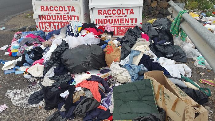 Comportamenti incivili bloccano il riuso: cassonetti per indumenti rimossi dopo poche settimane, ora solo al Ccr