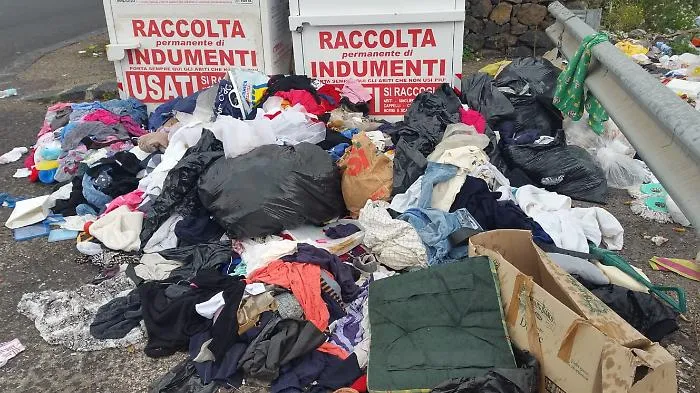 Comportamenti incivili bloccano il riuso: cassonetti per indumenti rimossi dopo poche settimane, ora solo al Ccr