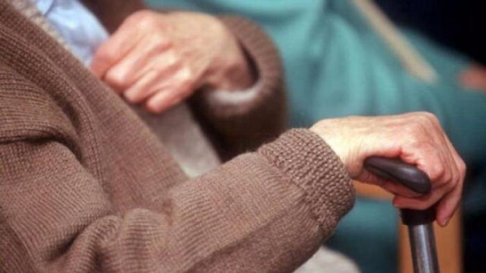 Si invaghisce della badante della moglie: 91enne condannato per stalking