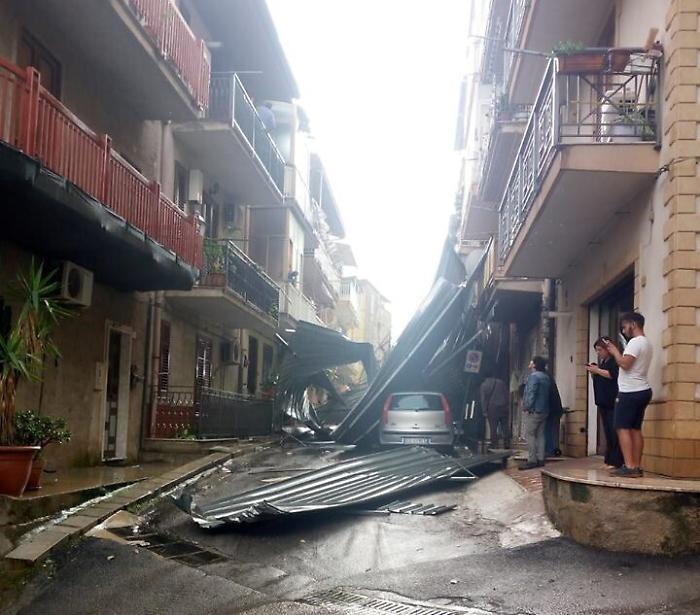 Maltempo, volo cancellato e il Palermo resta a piedi, almeno quattro feriti
