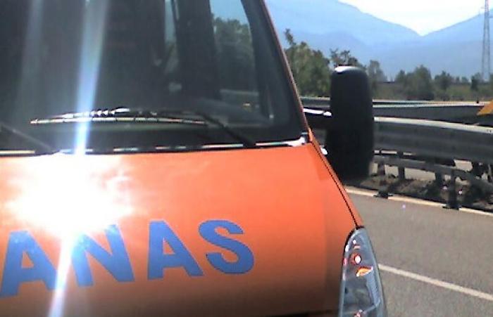 Auto contro bus su asfalto bagnato: ferita giovane donna 