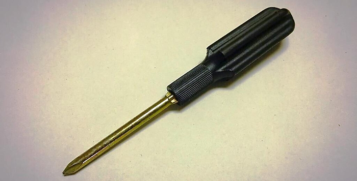 &laquo;Mi hai truffato&raquo; e minaccia dipendenti del negozio con un cacciavite