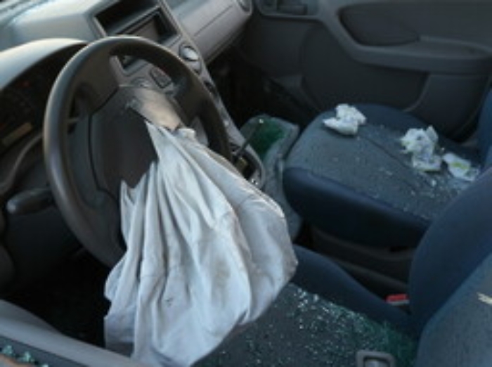 Santa Teresa di Riva:  l'airbag esplode da solo, si scontra con l'auto e muore