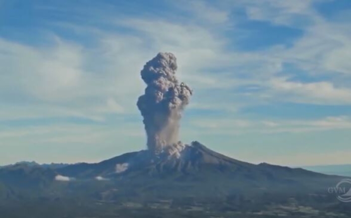 Esplosioni, colate di lava, ceneri piroclastiche, ecco da dove arrivano i pericoli dei vulcani