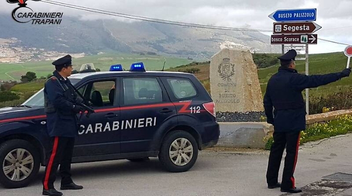 Cerca di fermare il camion ma resta schiacciato: carabinieri salvano netturbino