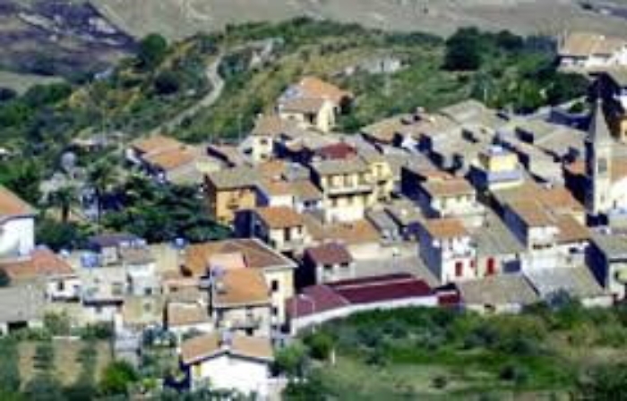 L'assurdo caso di un paese siciliano: impraticabili le 2 strade d'accesso...