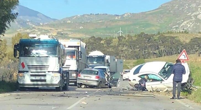 Un morto e 3 feriti in scontro fra tre auto lungo Palermo-Agrigento