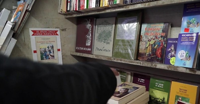 Plermo, fili elettrici tranciati a bancarelle librai : aperta indagine