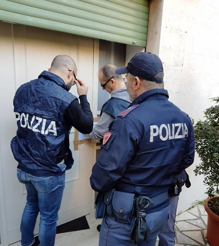 Palermo, scoperta casa a "luci rosse", sequestrato l'appartamento 