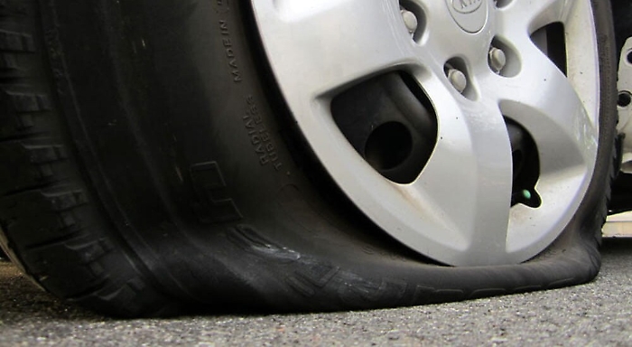 Gomme auto tagliate a vicesindaco di Castronovo di Sicilia