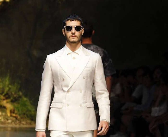 La storia di Stefano, "nano" e obeso ma ora modello di Dolce &amp; Gabbana 