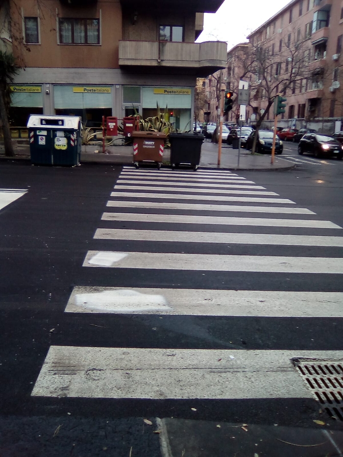 Catania: cassonetti dei rifiuti in "divieto di sosta"