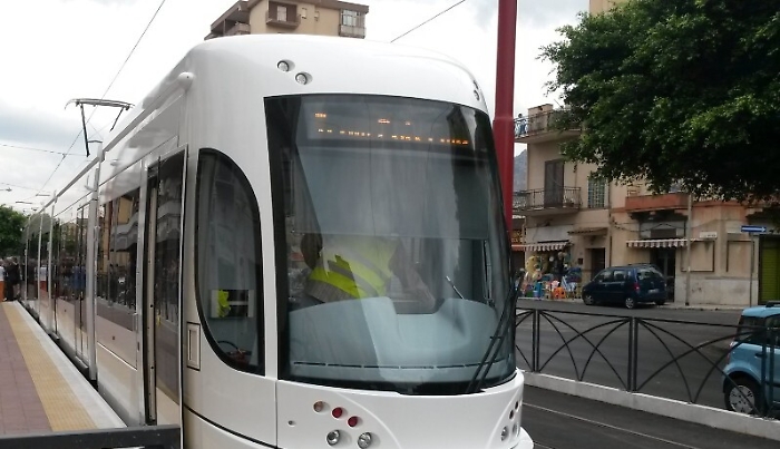 Palermo, tram presi a sassate: resteranno fermi per giorni