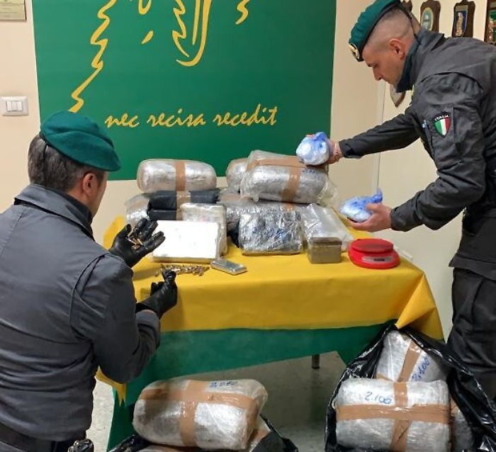 Quasi 200 chili di droga in garage a Gravina di Catania: arrestato "custode"