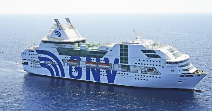 Palermo, migranti ingoiano lamette per protesta contro quarantena