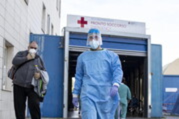 Covid, Italia verso lo "scenario 4": a breve la scelta di Conte. Chiuder&agrave; il Paese?