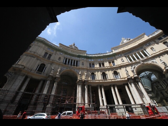 Gi&ugrave; calcinacci Galleria Umberto Napoli
